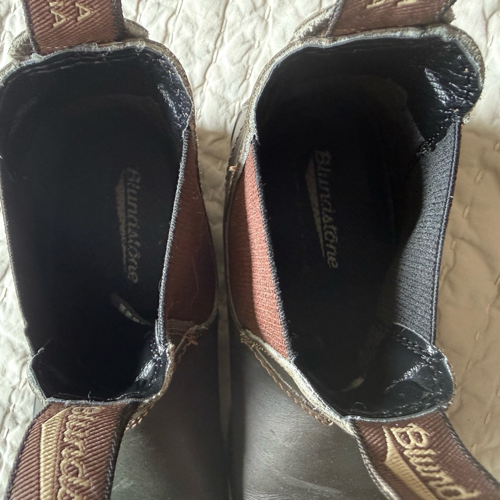 Blundstone Brown Leather Chelsea Boots with Maroon Elastic - Picture 5 of 6